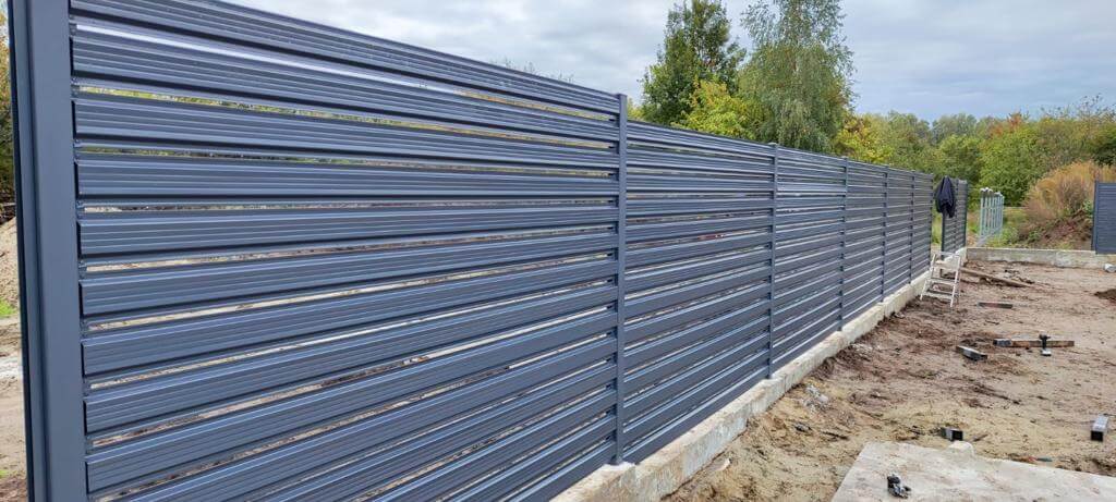 забор из штакетника ral7024/7024 серый графит двусторонний фото8 в Великом Новгороде