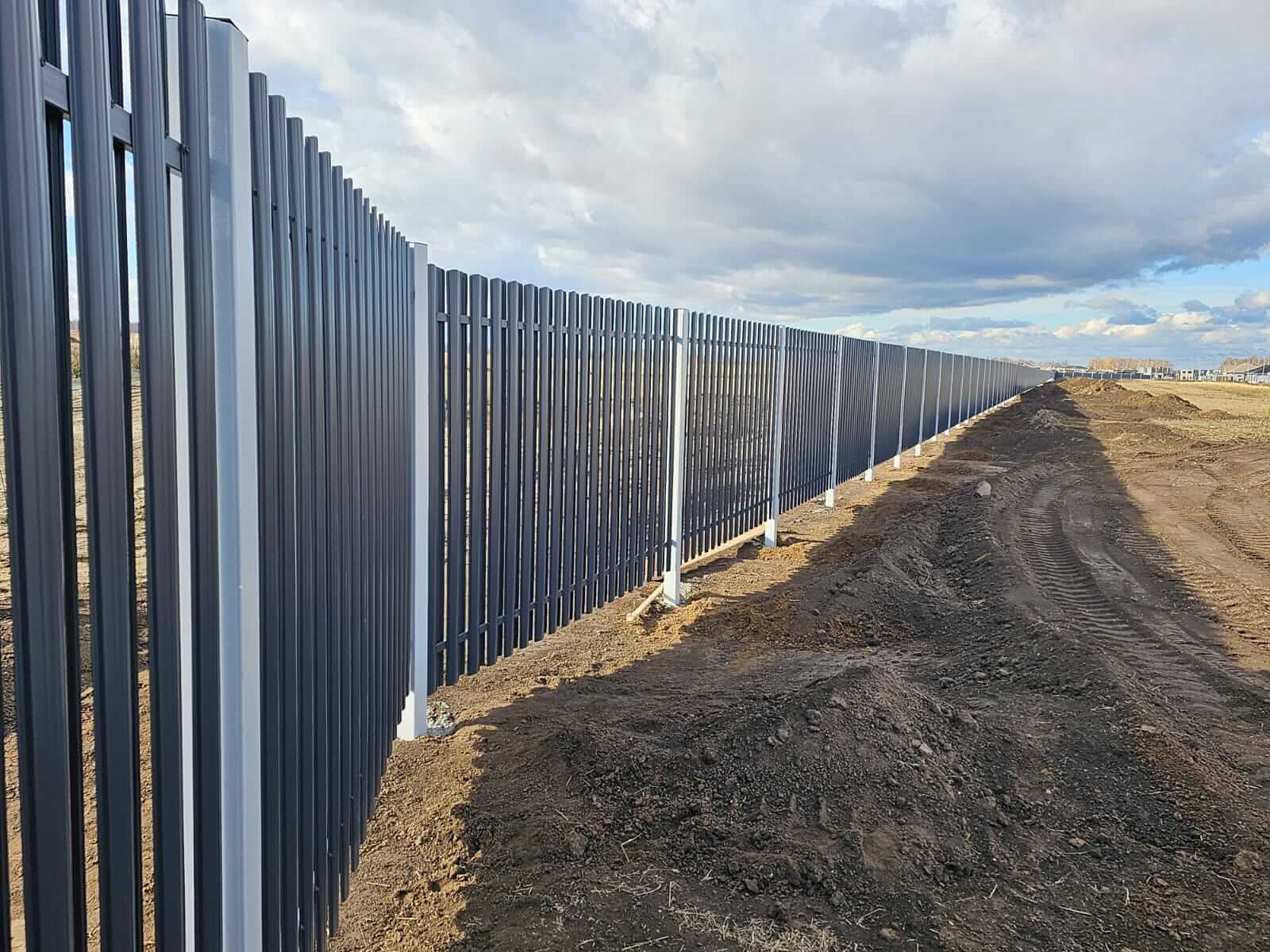 Забор из евроштакетника 234м RAL7024/7024 Серый Графит двусторонний фото 4 в Великом Новгороде
