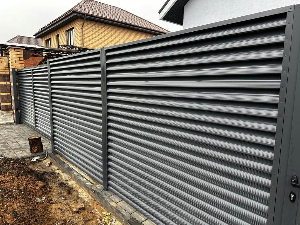 Забор-жалюзи из ламелей Еврожалюзи 28м RAL7024/7024 Серый Графит двусторонний фото 2 в Великом Новгороде