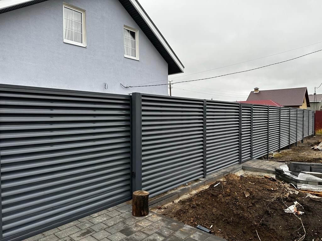 Забор-жалюзи из ламелей Еврожалюзи 28м RAL7024/7024 Серый Графит двусторонний в Великом Новгороде
