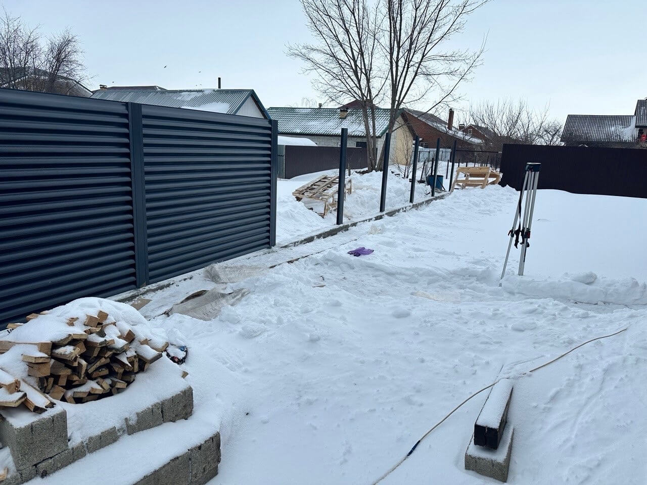 Забор-жалюзи из ламелей Еврожалюзи 32м RAL7024/7024 Серый Графит двусторонний фото 3 в Великом Новгороде
