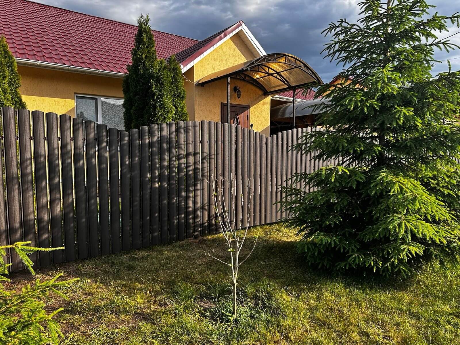 Забор из евроштакетника 37м RAL8019 Темный Шоколад МАТТЕ фото 4 в Великом Новгороде
