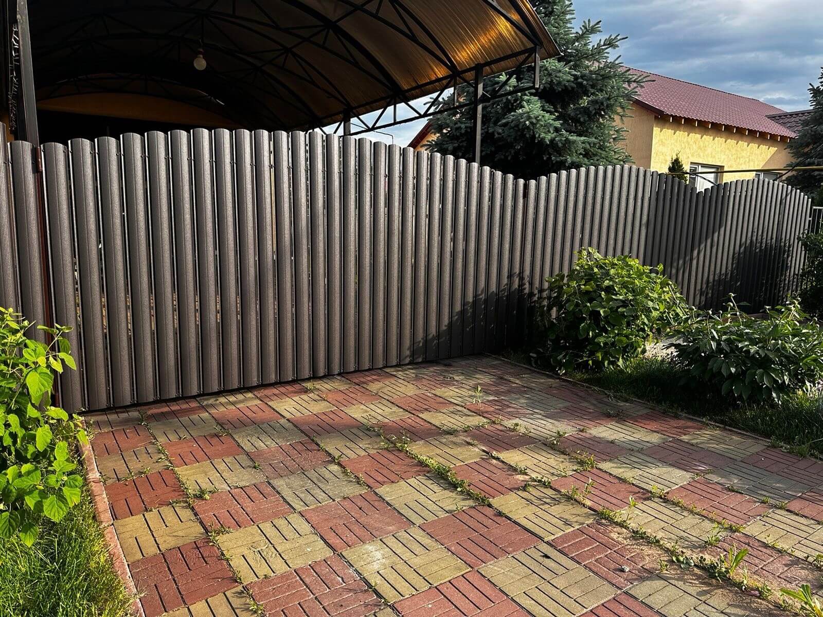 Забор из евроштакетника 37м RAL8019 Темный Шоколад МАТТЕ фото 2 в Великом Новгороде