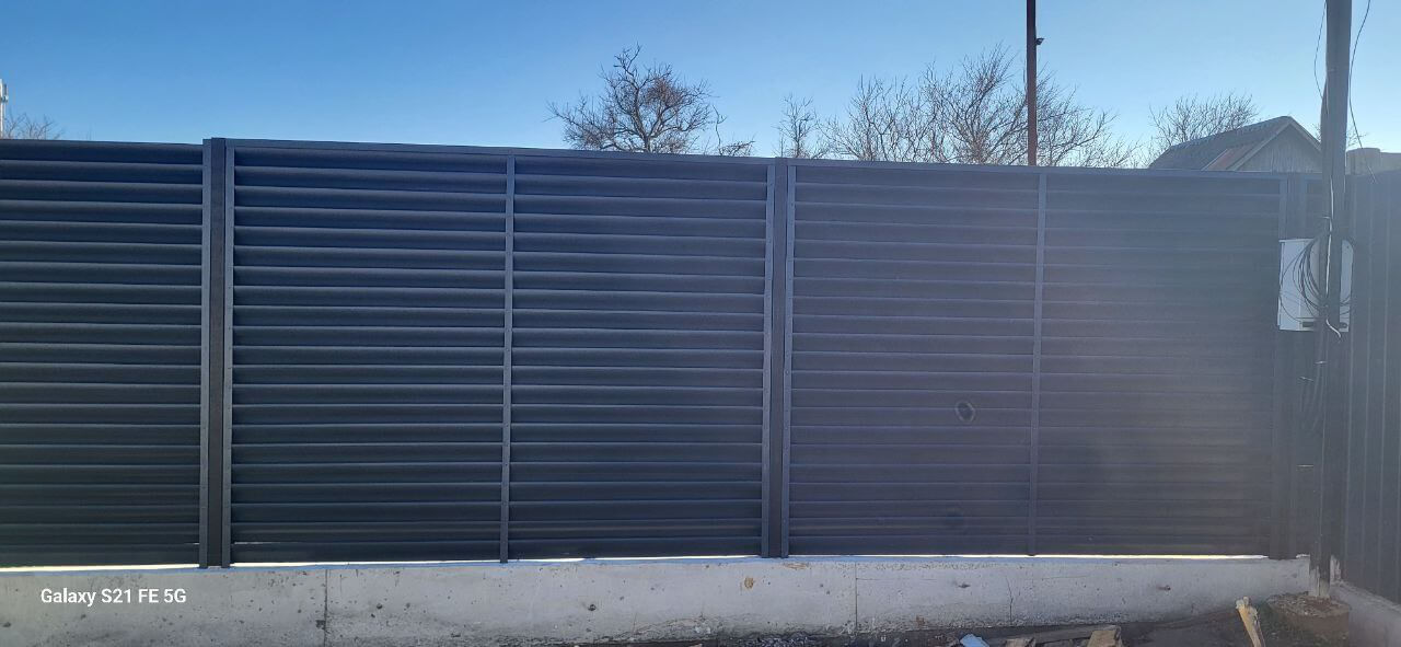 Забор из ламелей еврожалюзи 30м RAL7024/7024 Серый Графит двусторонний фото 6 в Великом Новгороде