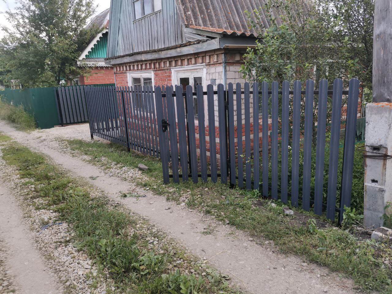 Забор из евроштакетника 7м RAL7024/7024 Серый Графит двусторонний фото 3 в Великом Новгороде