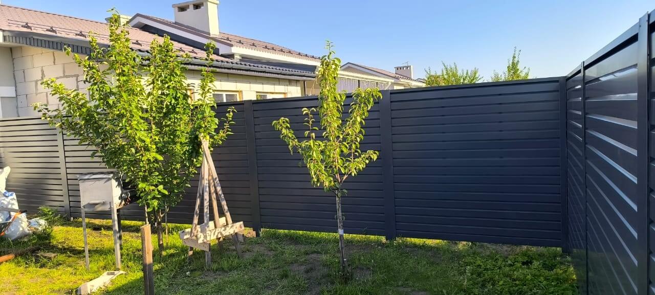 Забор-жалюзи из ламелей Хай-Тек 62м RAL7024/7024 Серый Графит двусторонний фото 4 в Великом Новгороде