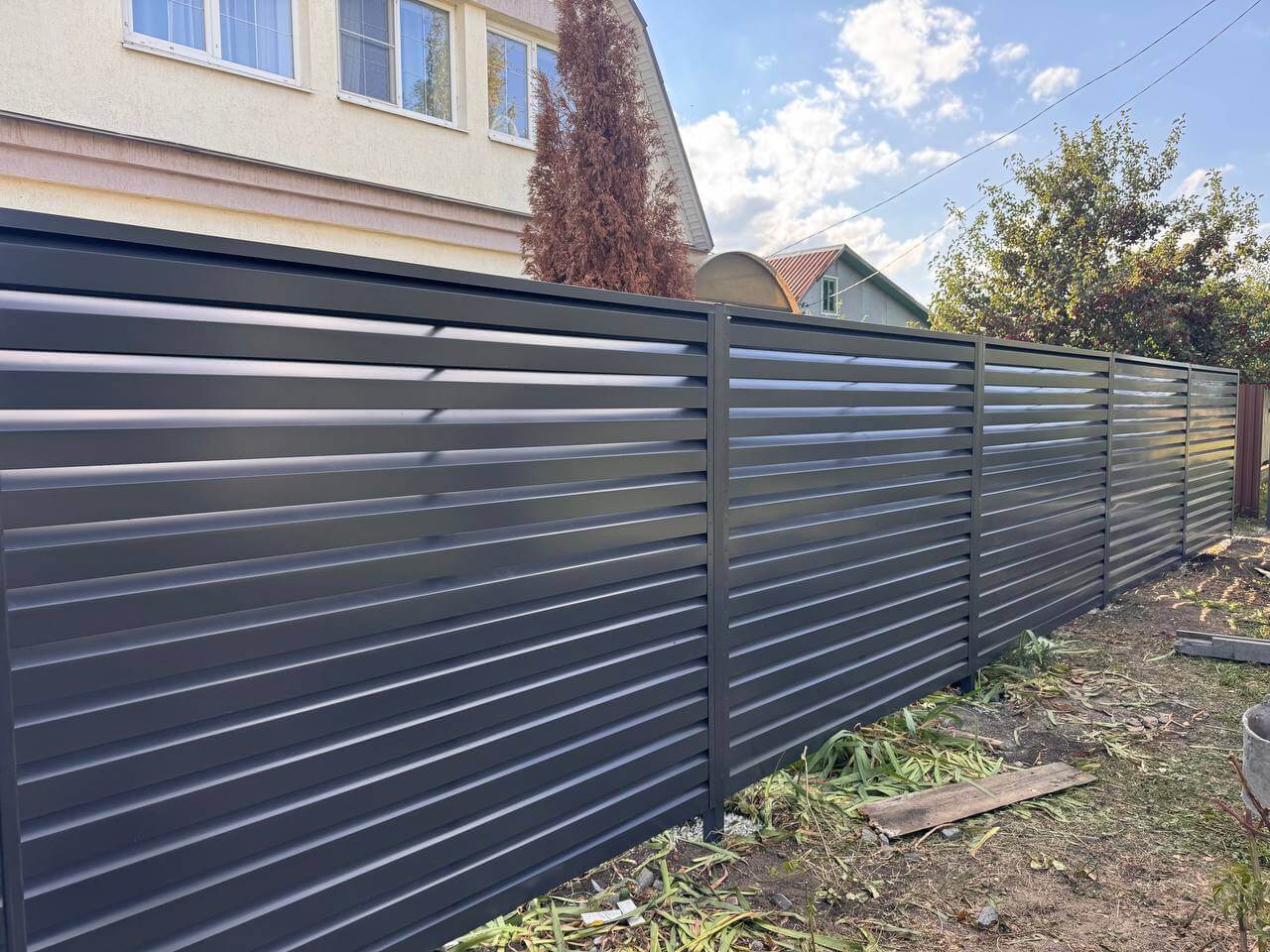 Забор-жалюзи из ламелей Хай-Тек 26м RAL7024/7024 Серый Графит двусторонний в Великом Новгороде