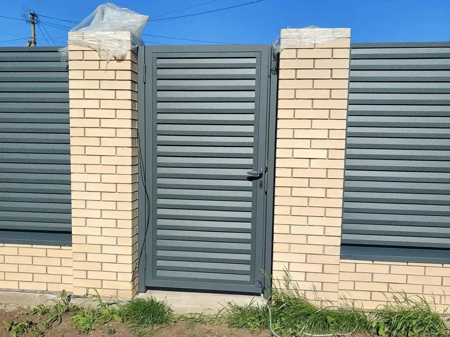 Забор-жалюзи из ламелей Реснички 16м RAL7024 Серый Графит Стальной Бархат фото 2 в Великом Новгороде