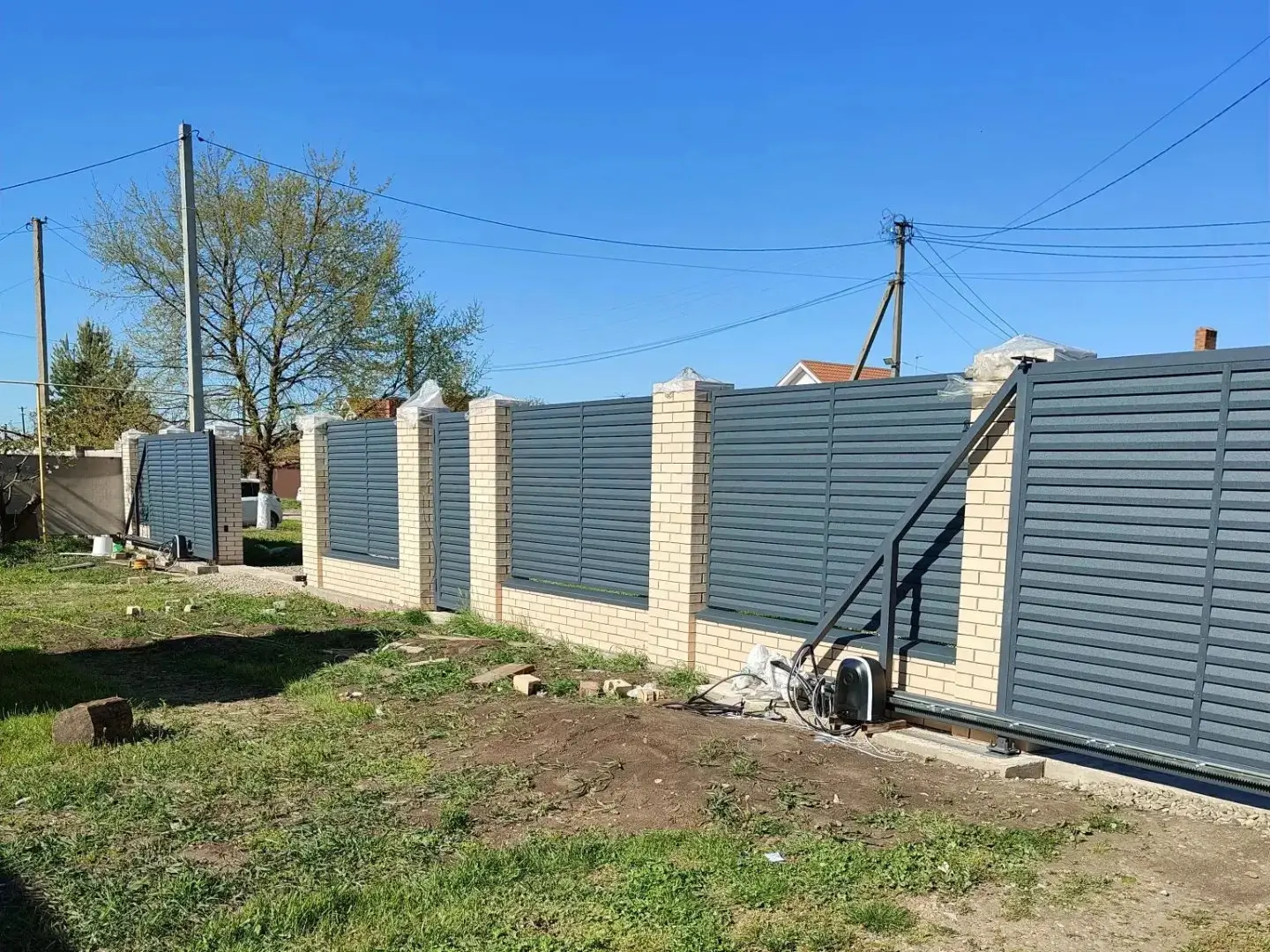Забор-жалюзи из ламелей Реснички 16м RAL7024 Серый Графит Стальной Бархат фото 1 в Великом Новгороде